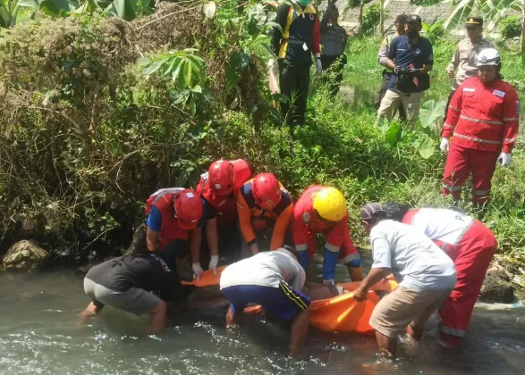 GEGER! Mayat Pria Bertato Tanpa Identitas Ditemukan Ngambang di Selokan Mataram