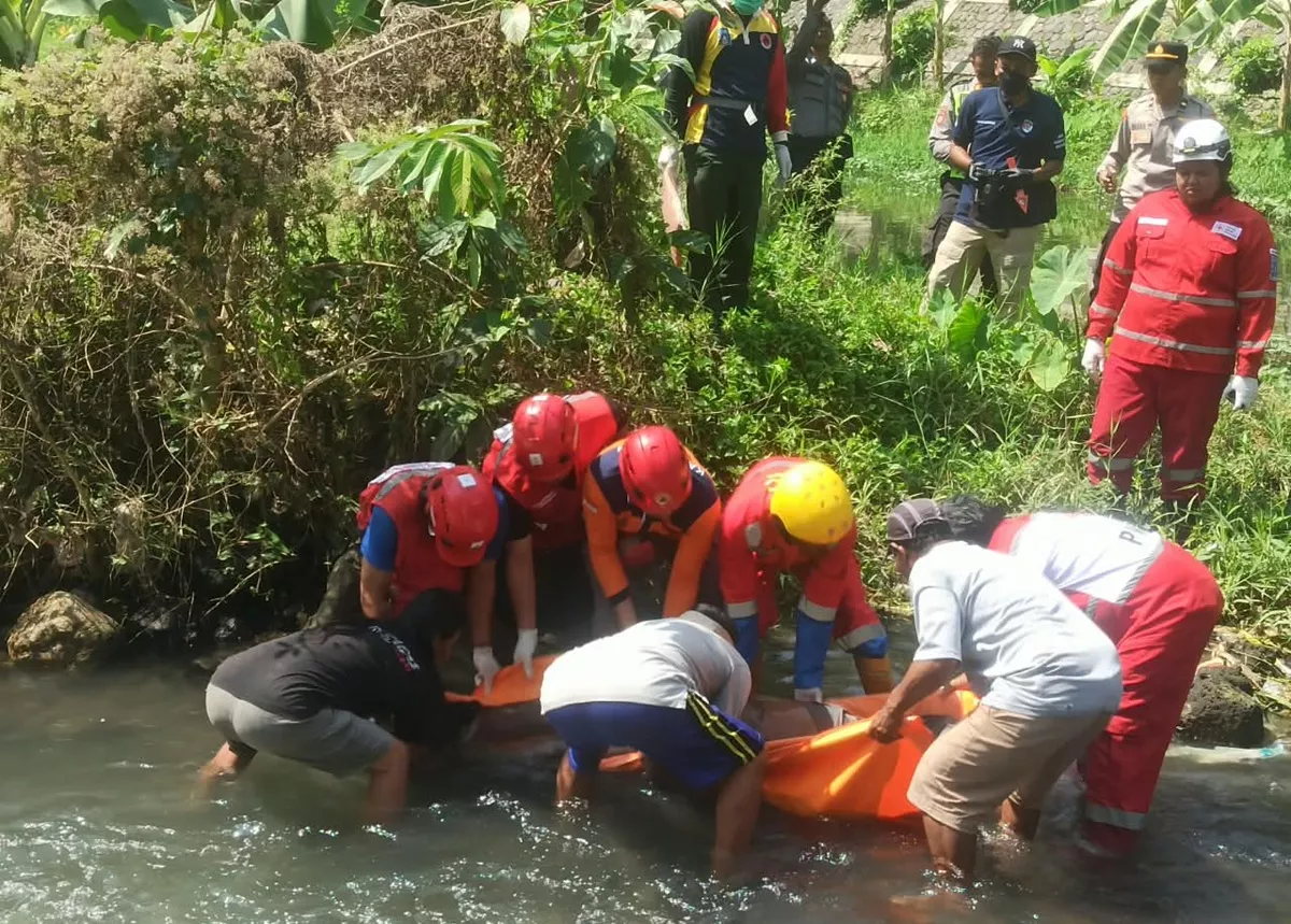 GEGER! Mayat Pria Bertato Tanpa Identitas Ditemukan Ngambang di Selokan Mataram