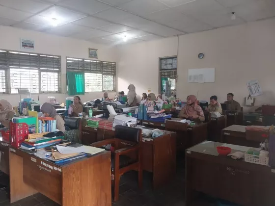 Diduga Keracunan Menu MBG, Belasan Pelajar SMPN 3 Turi Dievakuasi Ambulans