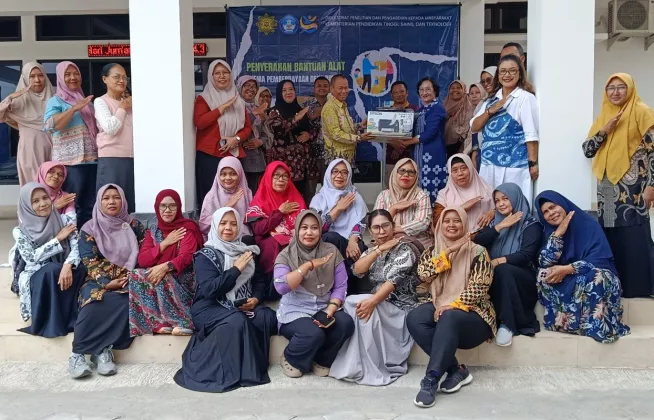 Biar Produk Lokal Nggak Kalah Saing, UMKM Banyuraden Diguyur Bantuan Alat dan Pelatihan Jualan Online!