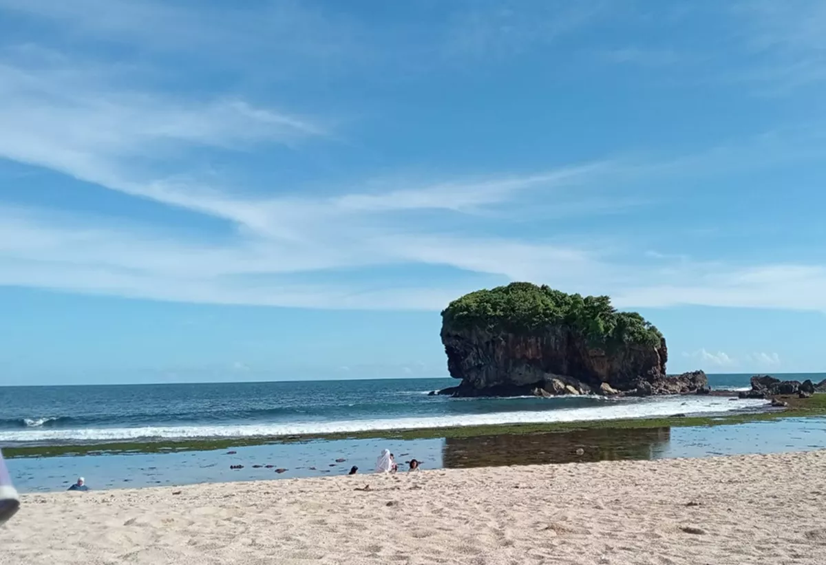 Niat Hati Asyik Berfoto, Empat Wisatawan Asal Sukoharjo Terseret Ombak Pantai Jungwok