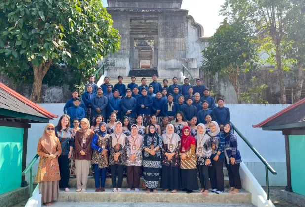 Kenang Jasa Pendiri, UWM Ziarah ke Makam Sri Sultan Hamengku Buwono IX di Usia ke-44 Tahun