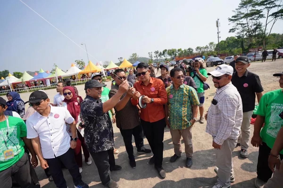 Terbangkan Layang Layang Wabup Sleman Resmi Buka Sleman Creative Weeks Enam