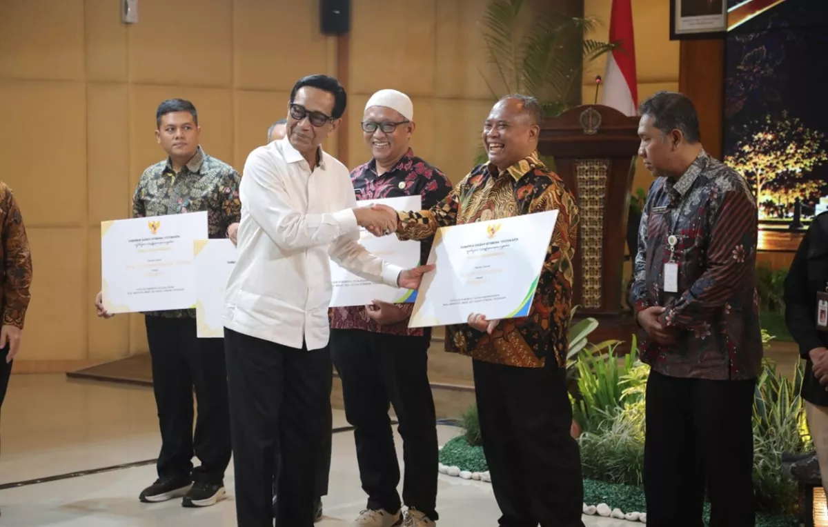 Diserahkan Langsung Sultan HB X, Sleman Sukses Raih Peringkat 1 Jamsostek Award 2026