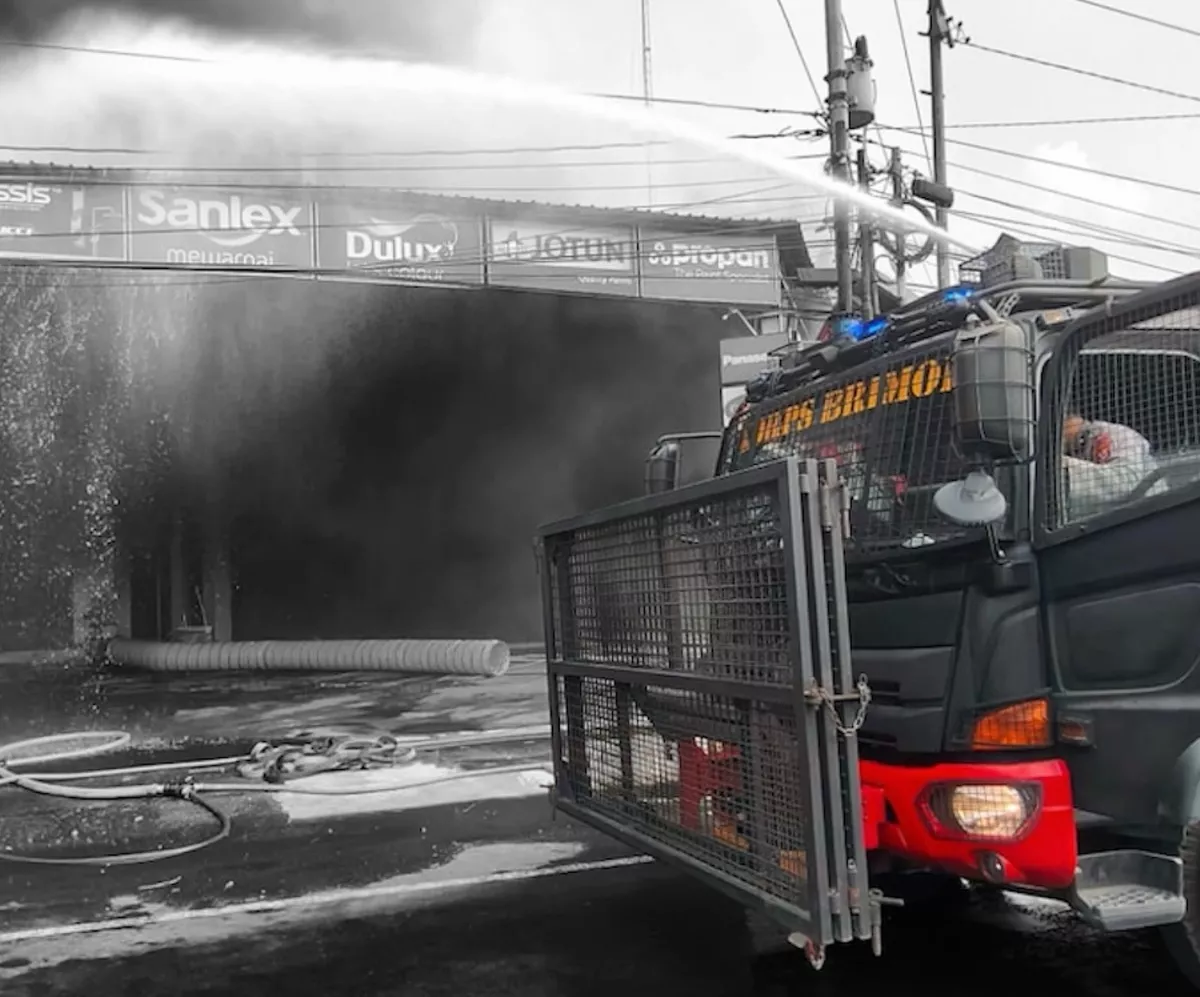 Hari Kedua Kebakaran Trans Home Sleman: Asap Masih Mengepul, Damkar Bertahan di Lokasi