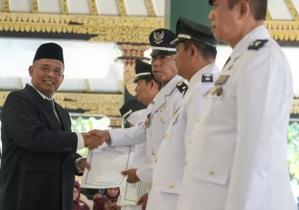 Lantik 5 Lurah PAW, Bupati Sleman Minta Pemimpin Tak Cuma Ngetem di Kantor