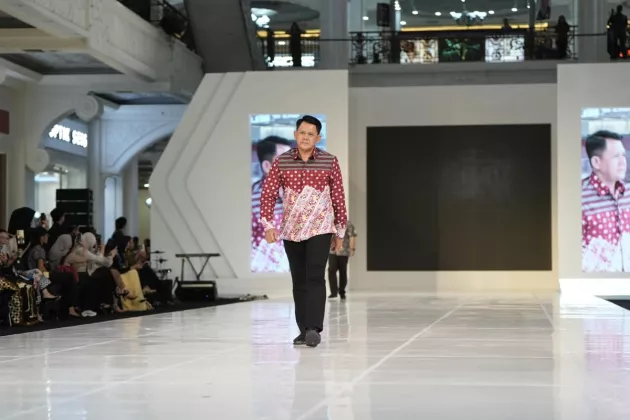 Gaya Wabup Sleman Saat Jajal Catwalk di Atrium JCM, Bawa Batik Lokal Tembus Pasar Global