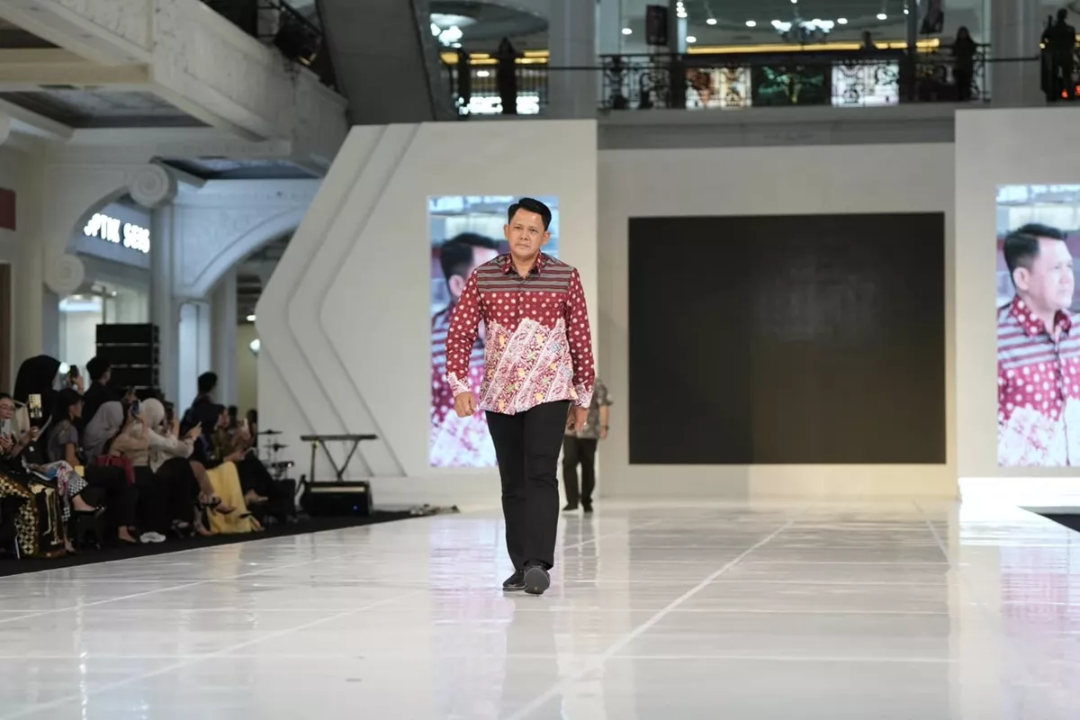 Gaya Wabup Sleman Saat Jajal Catwalk di Atrium JCM, Bawa Batik Lokal Tembus Pasar Global