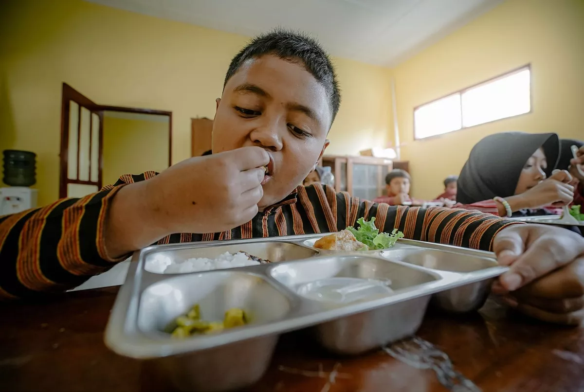 Uji Coba MBG Prasmanan SDN Soprayan Sleman, Anak Bebas Ambil Porsi Sesuai Keinginan