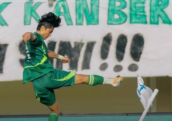 MAGUWOHARJO BERGELORA! PSS Sleman Bantai PSM Makassar 3-0, Hiromu Tanaka Tampil Kesetanan!