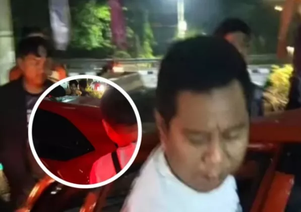 Drama di Bekasi! Kepergok Hendak Mesum di Mobil, Pengemudi Brio Merah Tancap Gas Berujung Kecelakaan dan Babak Belur