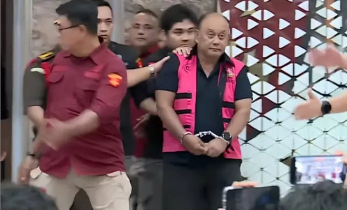BREAKING NEWS! Gunakan Rompi Pink, Eks Kepala BGN Dadan Hindayana Ditahan Kejagung