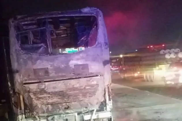 DRAMA TOL JAKARTA-CIKAMPEK: Microbus Terbakar Hebat, Rp40 Juta Ludes dalam Kejutan Dini Hari!