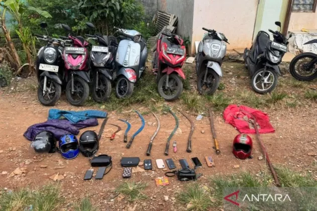 Tawuran Bekasi Barat Pecah! Brimob Ringkus Tiga Remaja, Barbuk Belasan Senjata Tajam...