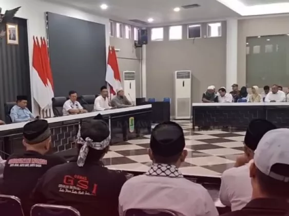 Gempar! Aliansi Ormas Islam Kepung Pemkab Karawang, Bongkar Sosok 'Orang Kuat' di Balik Theatre Night Mart