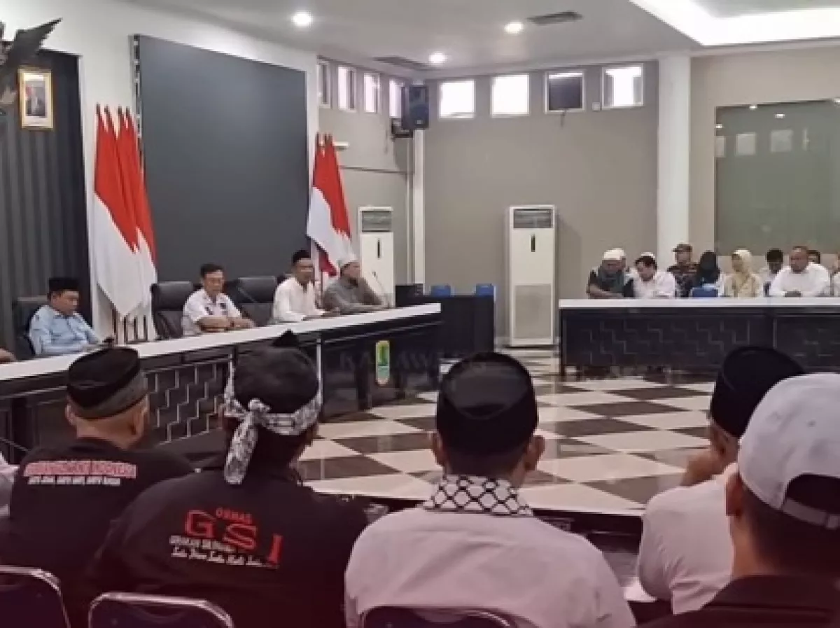 Gempar! Aliansi Ormas Islam Kepung Pemkab Karawang, Bongkar Sosok 'Orang Kuat' di Balik Theatre Night Mart