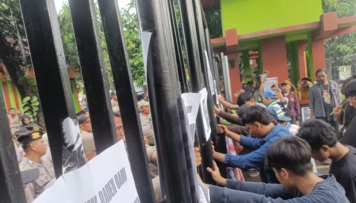 Geruduk DPRD Kota Bekasi Mahasiswa Teriakan 13 Tuntutan Mendesak