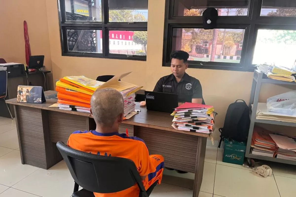 GELO! Ayah Tega Setubuhi Anak Kandung yang Berusia 14 Tahun di Karawang