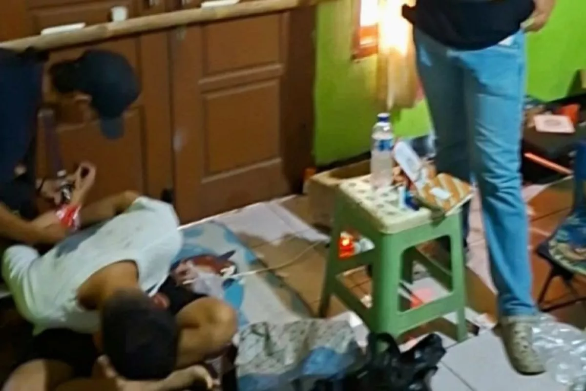Rumah Kontrakan Karawang Digerebek! Ribuan Pil Haram Disita