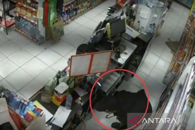 Perampok Minimarket Bekasi Ditangkap! Mahasiswa Nekat Todong Pistol Korek Api, Cek Kronologinya