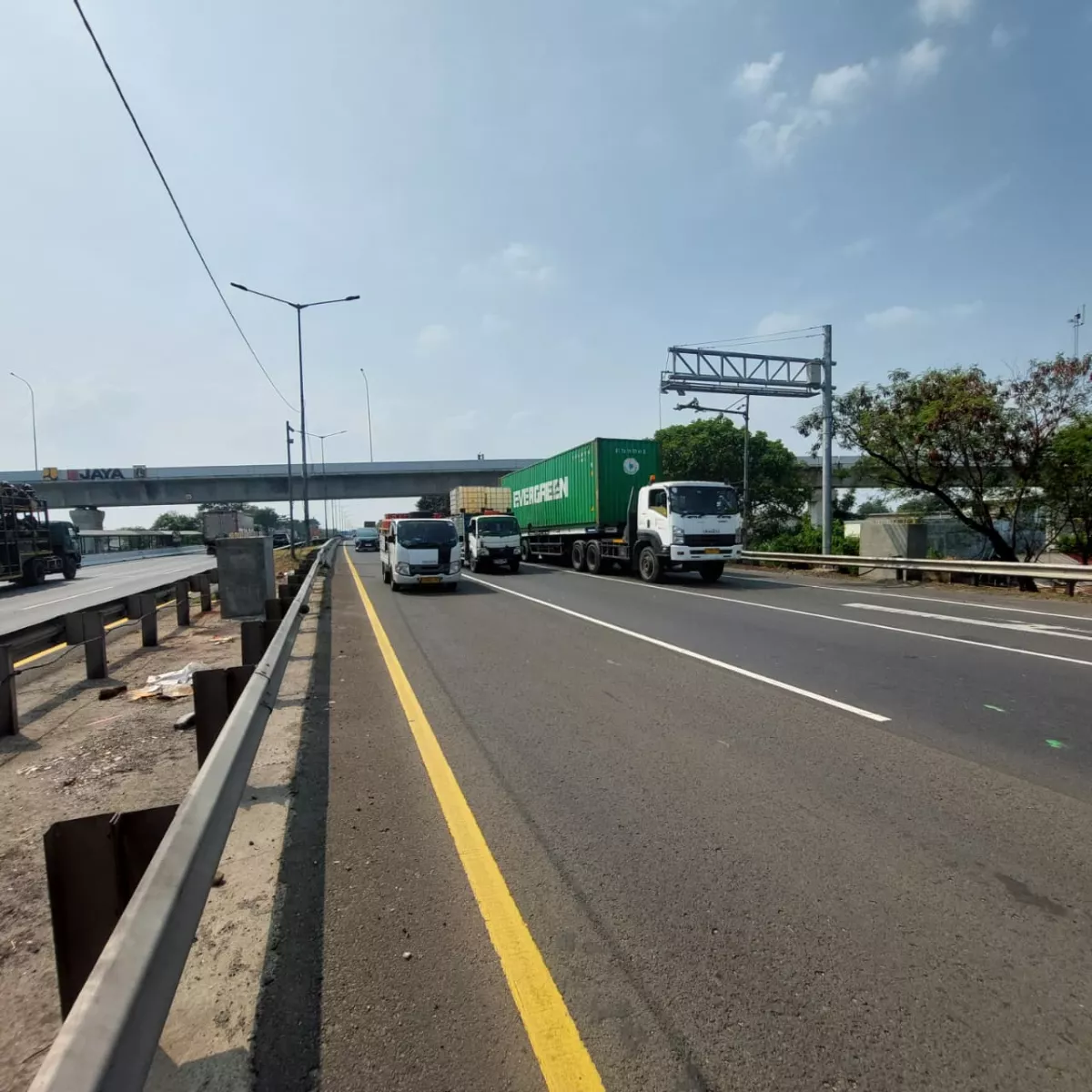 Optimalkan Pengawasan ODOL, Jasa Marga Pasang Rangka _Gantry_ RFID di Ruas Tol JORR