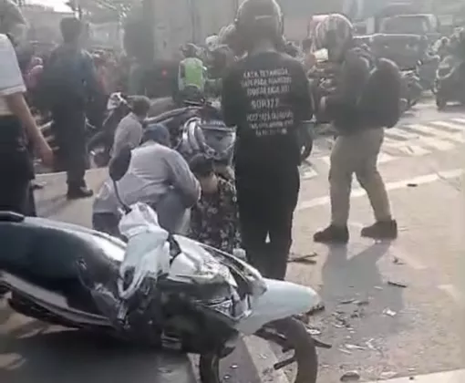 Kecelakaan Maut depan Unisma Bekasi, Truk Ekspedisi Rem Blong Tabrak Sejumlah Motor, 1 Ojol Tewas, 9 Luka Luka