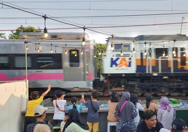 Unik Baru di Bekasi, Kopi Stasiun Menawarkan Sensasi Nongkrong di Pinggir Rel Kereta Api