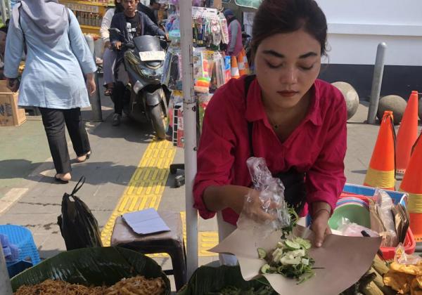 Kisah Lisa Si Penjual Pecel Cantik di Kota Tua, Akui Betah Cari Duit di Jakarta Karena Pendapatan Lumayan