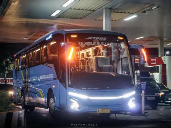 Karoseri AdiPutro Rilis Shuttle Bus JetBus 5 Pintu Tengah Bermesin Mercedes Benz 1626