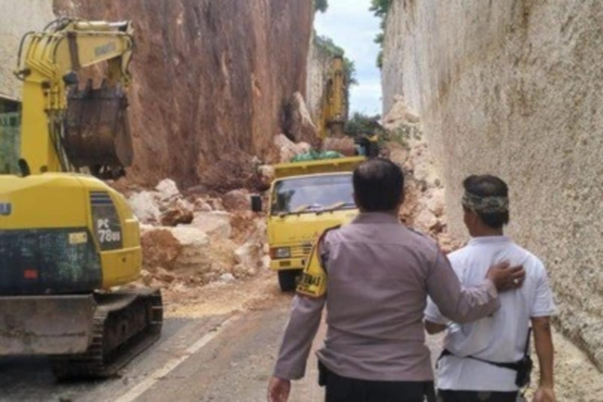 Usai Tebing Longsor, Objek Wisata Tanah Barak Bali Ditutup Sementara Waktu