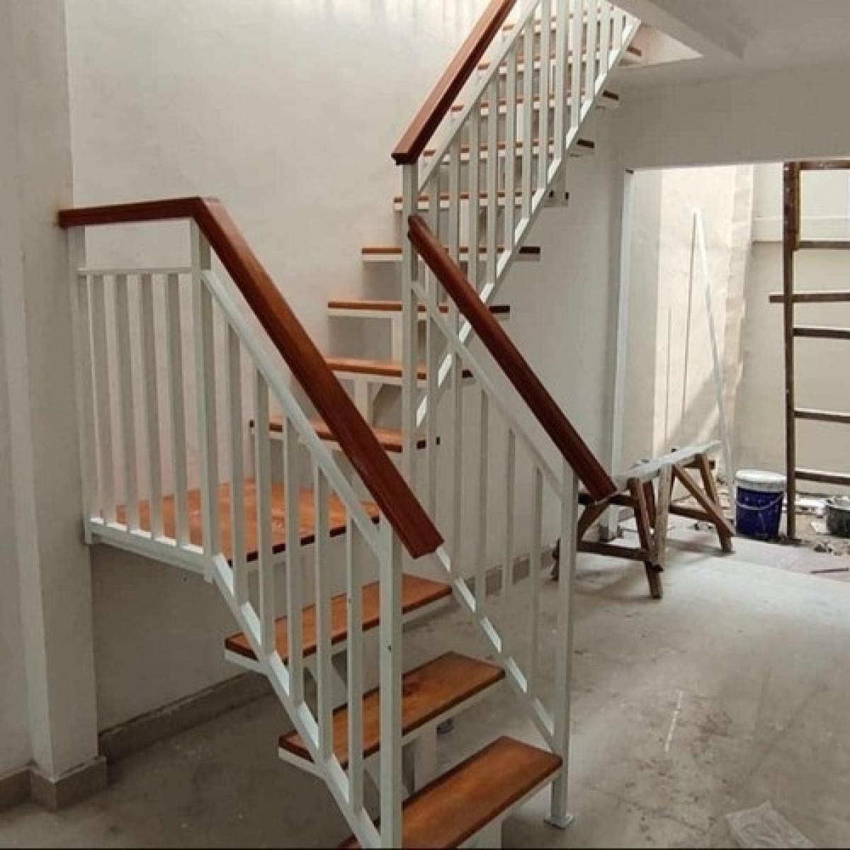 7 Desain Rumah Simple Elegan dengan Tangga Besi untuk Hunian Modern