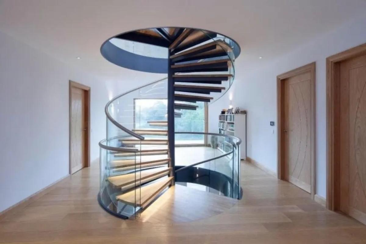 7 Desain Rumah Simple Elegan dengan Tangga Besi untuk Hunian Modern