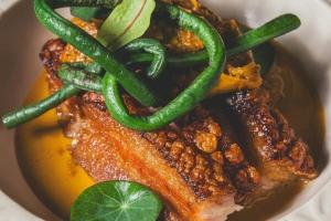 Sajikan Babi Panggang, Ikan Arsik, Mie Gomak Hingga Lapet, Ini Menu Lapo Porsea SCBD 072228