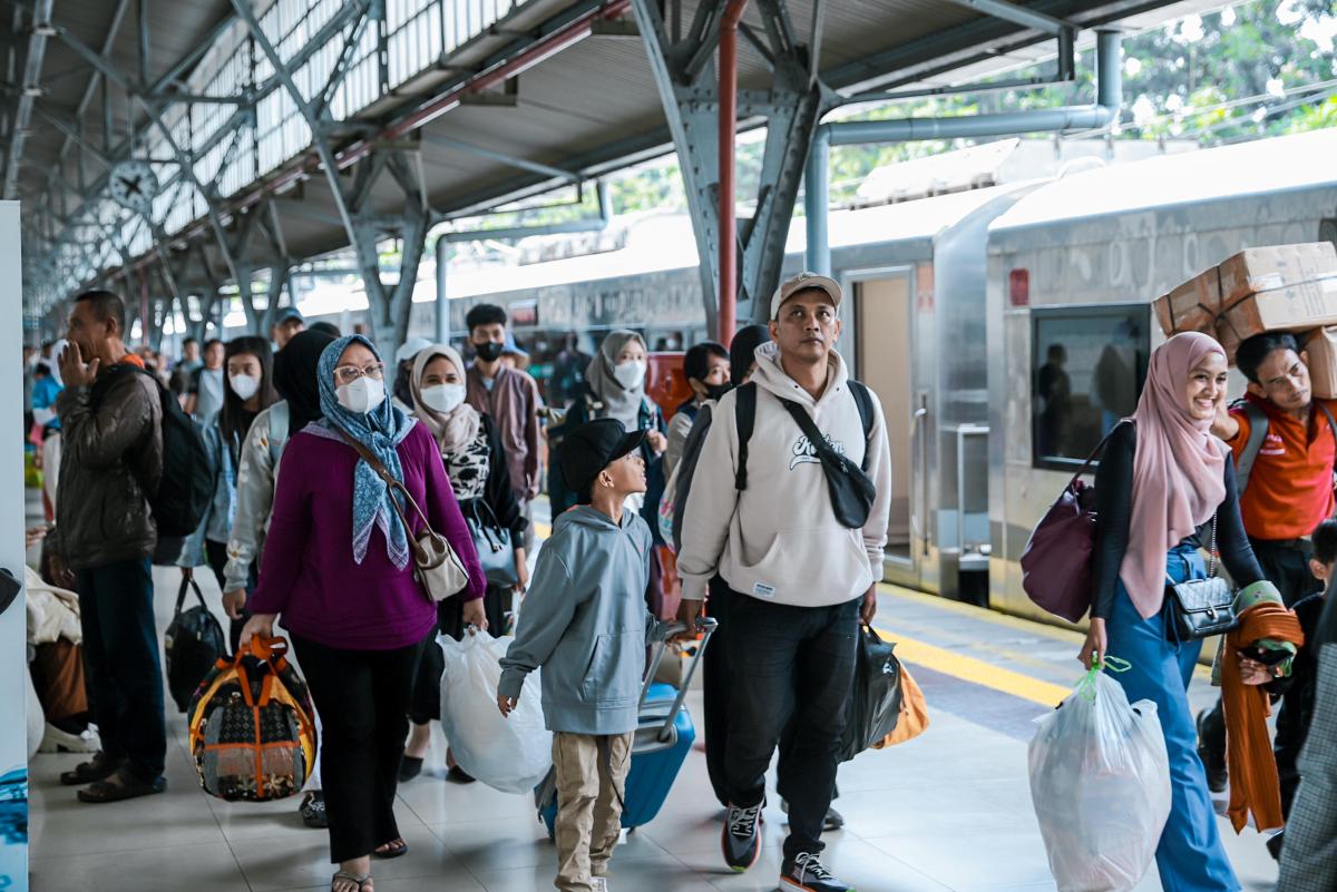 Lonjakan Pemesanan Tiket KA Lebaran 2025, KAI Tambah Kapasitas
