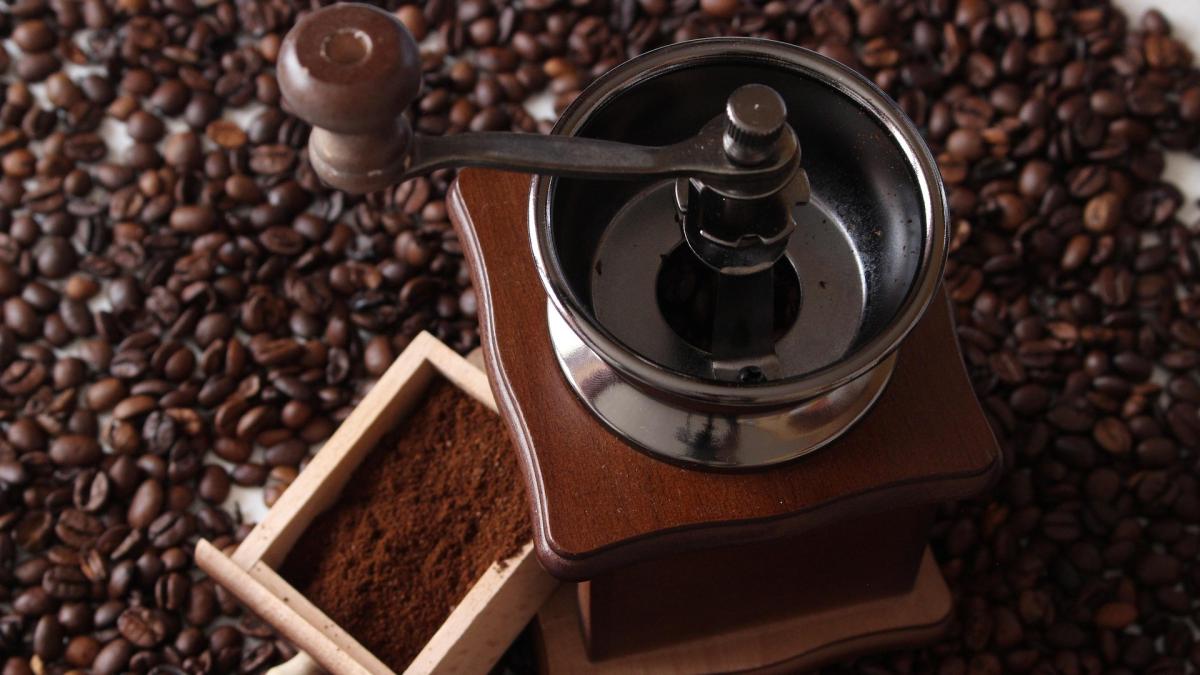 8 Rekomendasi Grinder Kopi Terbaik, dari Manual hingga Elektrik