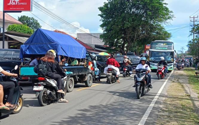 Pantai Anyer Ramai Dikunjungi Wisatawan, Polda Terapkan Sistem One Way
