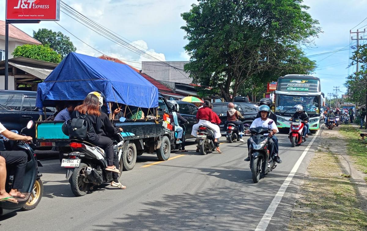 Pantai Anyer Ramai Dikunjungi Wisatawan, Polda Terapkan Sistem One Way