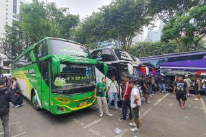 Melihat Bus Pariwisata Mewah yang Digunakan Suporter Bonek ke Jakarta 134610