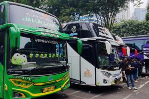 Melihat Bus Pariwisata Mewah yang Digunakan Suporter Bonek ke Jakarta 134919
