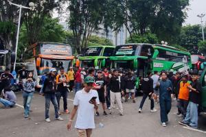 Melihat Bus Pariwisata Mewah yang Digunakan Suporter Bonek ke Jakarta