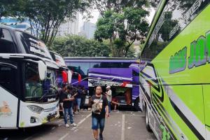 Melihat Bus Pariwisata Mewah yang Digunakan Suporter Bonek ke Jakarta 135000