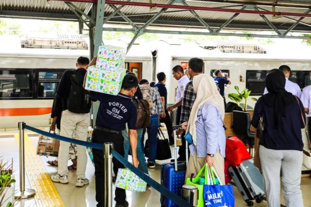 Libur Panjang Waisak, 180 Ribu Lebih Penumpang Serbu Kereta dari Jakarta