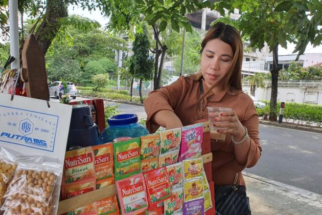 Mengenal Pedagang Kopi Keliling Cantik yang Bertahan Jualan di Tengah Gelombang PHK