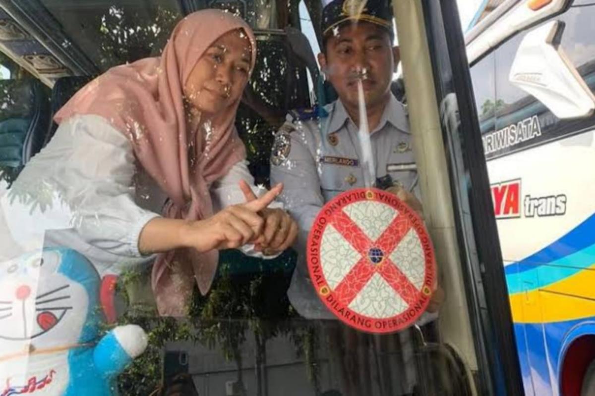 Waspada Jangan Naik Bus dengan Stiker Merah Ini, Bahaya Begini Cara Bedainnya