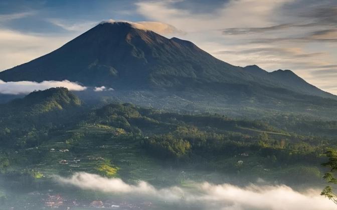 Cerita Mistis Pendaki Gunung Salak: Suara Nyinden dan Bayangan Tak Kasatmata?