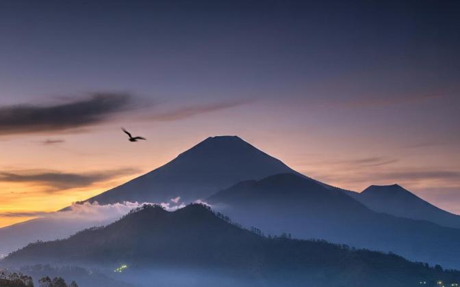 Kisah Mistis Pendaki Gunung Ciremai: Bayangan Lelaki Tua dan Suara Azan di Ketinggian!