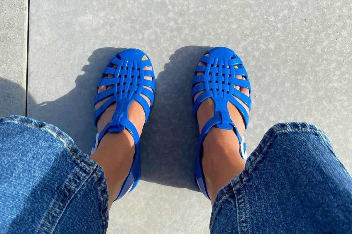 Jelly Shoes Kembali Ngetren! Nostalgia 90-an yang Siap Bikin Gaya Makin Ceria