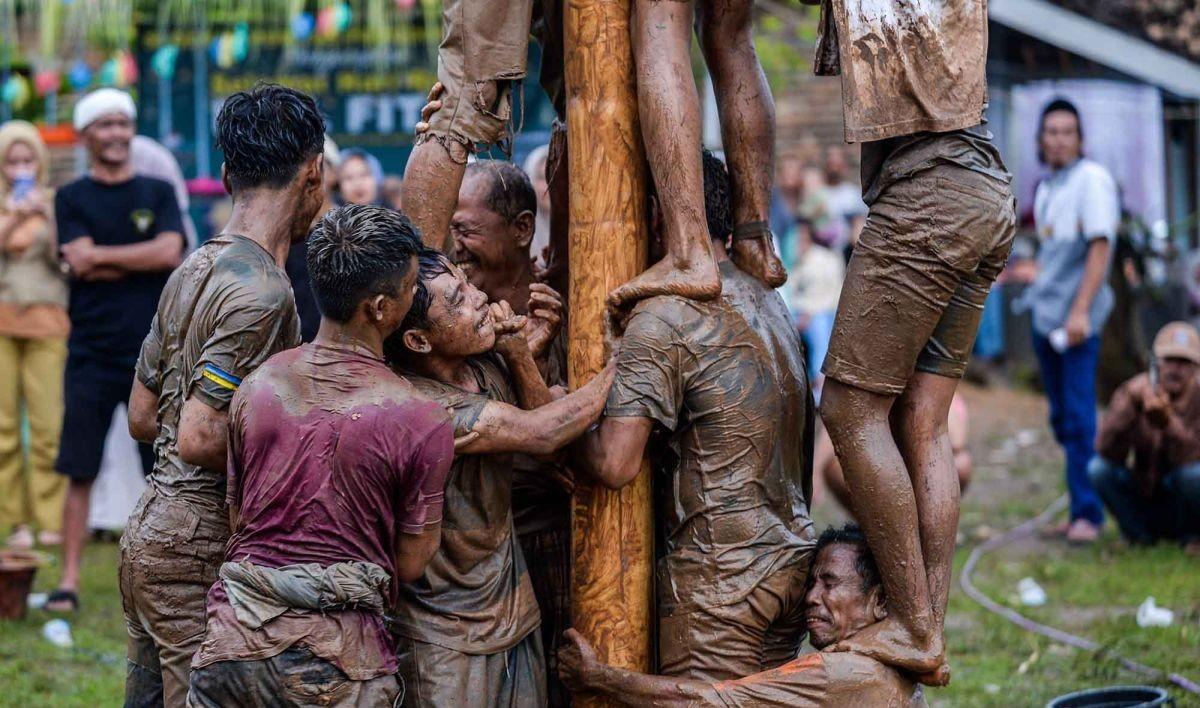 Mengungkap Sejarah dan Makna Lomba Panjat Pinang yang Jadi Ikon 17 Agustus