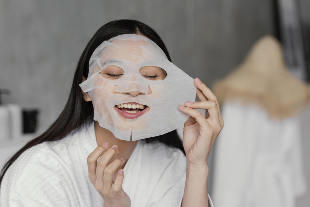 3 Momen Tepat untuk Pemakaian Sheet Mask, Hasilnya Bikin Wajah Berseri