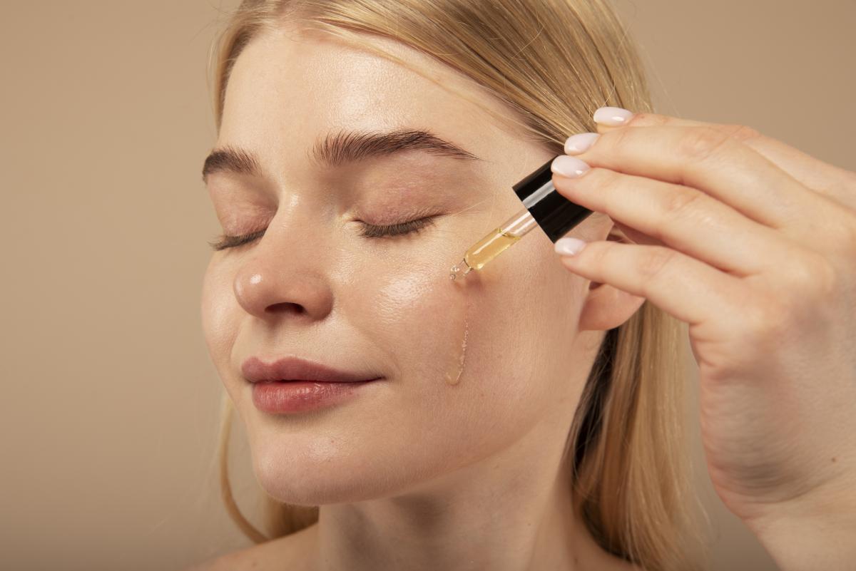  Cara Pakai Retinol untuk Pemula agar Kulit Glowing Tanpa Bruntusan